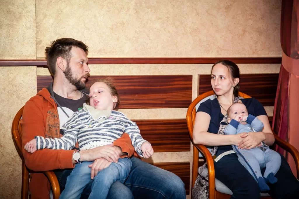 foto-OKSANA-POPOVA-I-ARTEM-BELIKOV-I-DETI-ANYA-I-SASHA-1024x682.jpg.jpg