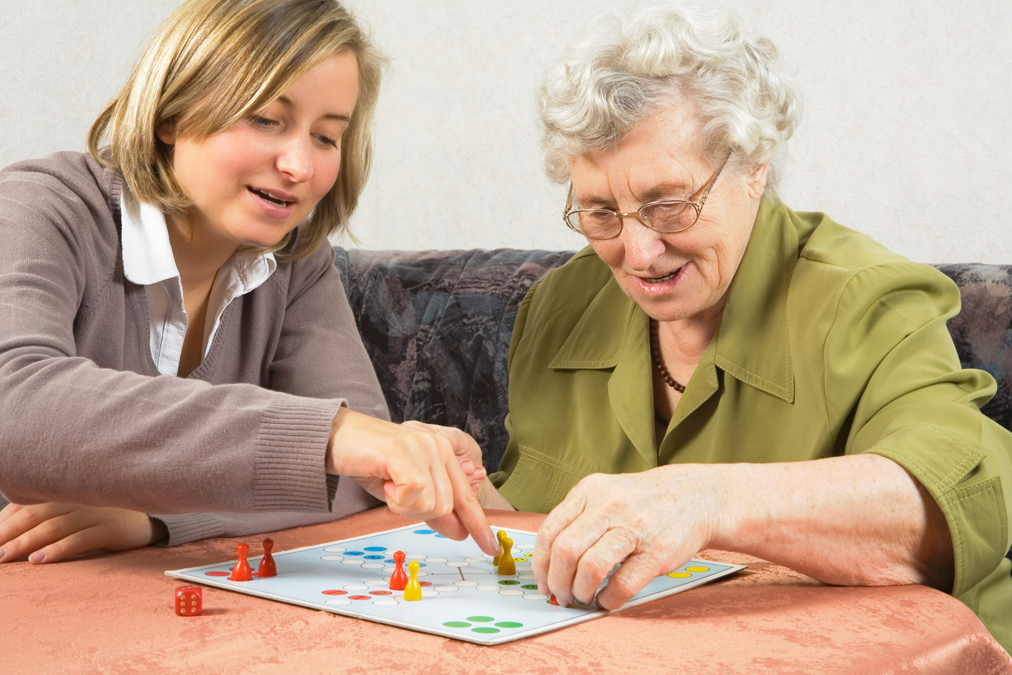Занятия для старых людей. Игровая терапия для пожилых людей. Игрушки для пожилых людей. Настольные игры для пожилых людей с деменцией. Занятия для пожилых.